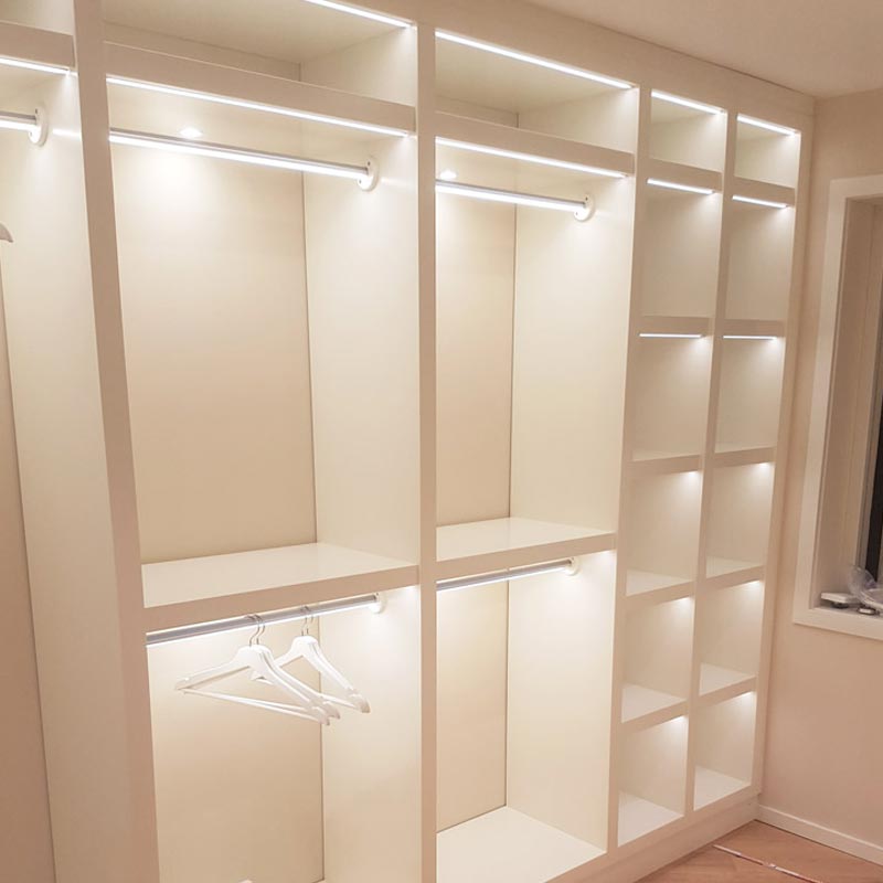 Ljus i hyllor i garderob